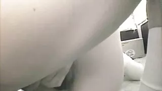 Une brune ennuyée avec femme mure et jeune un beau cul se fait ramoner par derrière