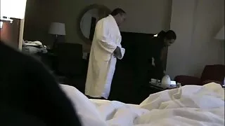 Une mignonne magnétique aux gros seins fait une pipe baiser une mature incroyable à son amant