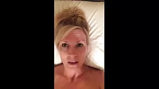 Une blonde nue doigte sa chatte humide devant femme mure se masturbe sa webcam