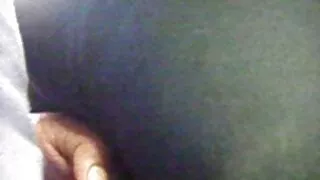Cette chienne sans vergogne laisse son ex la rondes et matures baiser devant son petit ami impuissant