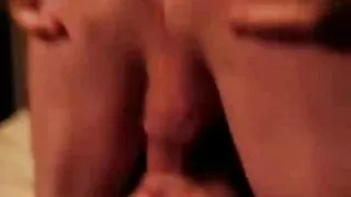 Cette nana matures en chaleur est une chienne très sauvage et elle aime vraiment le DP