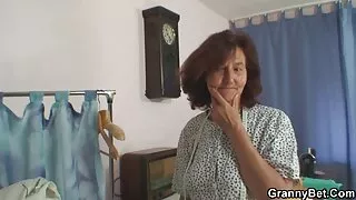 Une nympho attrayante avec un petit mature gros seins solo doigt de seins baise son trou du cul