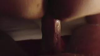 La masseuse video grosse mature mince recouverte d'huile Nikko offre à un mec un tour de bite