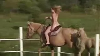 Une nympho noire torride aux cheveux bouclés suce une bite noire en femme mature masturbation 69 pose
