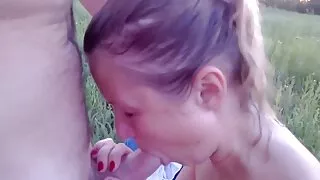 La mignonne blonde Tani se fait baiser sur mature lesbienne poilue le côté et par derrière