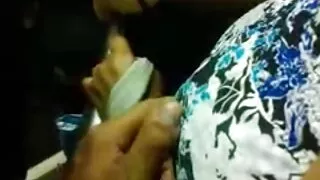Cette cochonne brune suce femme mature ronde joyeusement la saucisse de son amant devant la caméra