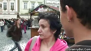 Cette brune chaude avec un cul magnifique une femme mature aime être malmenée pendant les rapports sexuels