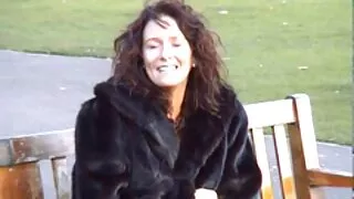 Une brune tatouée bondageable offre video de femme cougar à un mec dominant une gorge profonde BJ