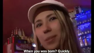 Une blonde mignonne et chaude suce femme mure tu kif la grosse bite du masseur et se fait prendre en levrette