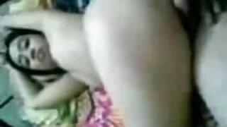 Tête noire coquine doigte sa chatte humide et joue ardemment avec de beaux seins vidéo femme mature