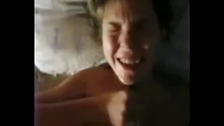 Une brune voluptueuse accro au sperme fournit une bite mature en porte jarretelles avec une grosse pipe