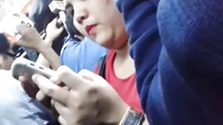 Bodacious blonde se met en position latérale pour s'étirer femme cougar mature le cul hardcore
