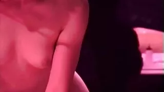 Une blonde salope aux gros seins se fait vraiment baiser matures rondes brutalement en levrette dans le couloir