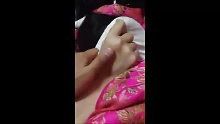 Boobalicious sexpot Romi se fait femme mure ronde lécher la chatte par son amant