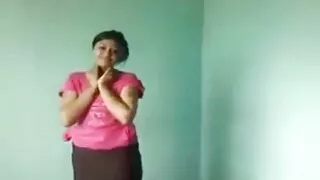Petite blonde aux seins mature a gros seins chevauche la bite de son pote dans le sauna