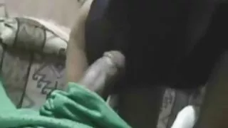 Une pute à la poitrine plate satisfait sa chatte femme mature en collant insatiable
