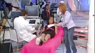 Kinky whorable brunette en haut rose chevauche une bite chaude jeunot porno dans une pose de cowgirl inversée