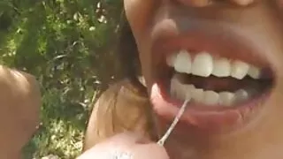 Magnifique beauté brune aux baiser une mature cheveux raides suce la bite et aime le sexe anal