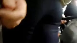 Marie Luv a l'air sexy en bas résille rose et elle sait porno age mure donner un BJ
