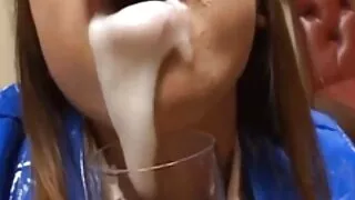 La mince vidéos de femmes mûres poussin d'ébène Aryana avale chaque goutte de sperme chaud