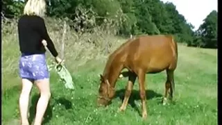 Une blonde dominante chevauche la femme mure en video bite de son amant puis veut du sexe par derrière