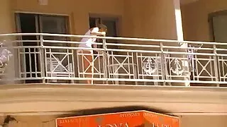Adorable femmes mur blonde Alysha Rylee se fait défoncer la chatte en levrette