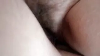 Une brune mature lesbienne délicieusement magnifique laisse son amant lui chatouiller la chatte avec son jouet sexuel