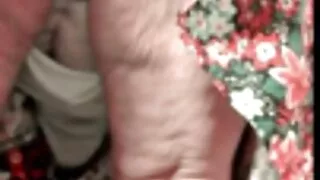 Une fille chaude et coquine avec femmes matures perverses un joli rack chevauche vigoureusement la bite de son copain