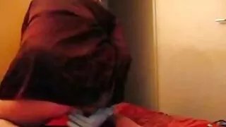 MILF brune maigre fait une pipe simultanée à un groupe de mecs pervers dans un gangbang mature femme porno
