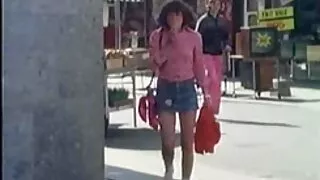 Une brune sexy bien formée suce mature poilu une sucette au bord de la rivière