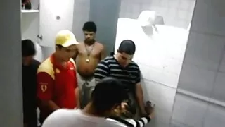 Une nympho asiatique aux gros mature au gros seins seins chevauche la bite de son amant comme une vraie cow-girl