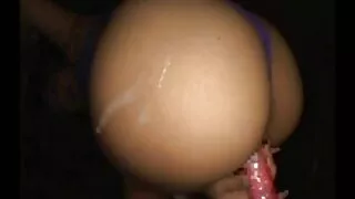 La belle Mia Malkova fait rebondir son délicieux butin sur un manche femme mature candauliste dur