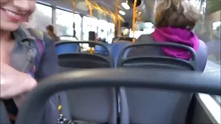 Une blonde courageuse masse la bite de son maman mature copain avec ses pieds avant le sexe