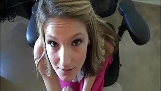Une blonde chaude et sexy dans ses sous-vêtements sexy chevauche une grosse bite videos femmes mures
