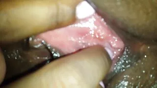 Sexy babe aux yeux bruns bouclés jeunot porn suce passionnément et chevauche une grosse bite