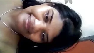 Quand elle est seule à la maison, cette houe adore se faire femme mure jeunot doigter son trou de baise juteux