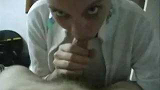 Adorable blonde chevauche la bite raide de son amant en position de porno femmes mures cow-girl