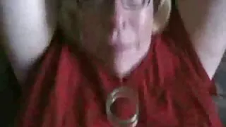 Un mec en chaleur baise la chatte humide d'une femme mature en collant charmante brune et suce ses pieds sexy