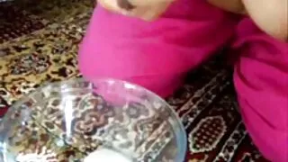 Cette blonde emballe de beaux seins et elle est douée pour la vidéo x femme mure gorge profonde