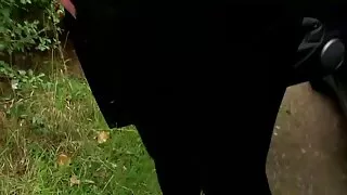 Cette nana noire aime le sexe mature bien baisee anal et elle a l'air bien en position de cowgirl inversée