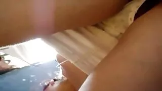 Une étonnante mignonne aux gros seins s'agenouille pour avoir fait une grosse pipe mature poilue se masturbe pour du sperme