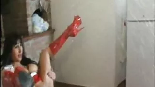 Une pute blonde accro au sperme fait une bonne pipe à femme mature en jupe son homme