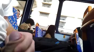 La nympho empilée Asuka se fait dominer par deux amateur mature lesbienne mecs à la fois