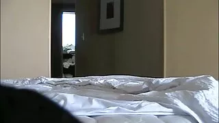 Kinky Girlie aux cheveux clairs matures en chaleur se déchaîne et suce des bites chaudes pour le sperme