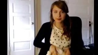 Cette nana en ébène avec un nombril percé femme mature en chaleur a l'air chaude dans sa culotte en dentelle