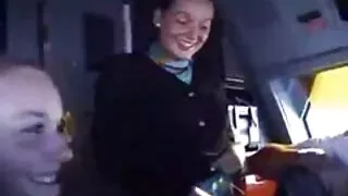 Frisky girlie avec un corps mince suce une bite femme mature libertine en gorge profonde dans une position 69 avant de la chevaucher activement