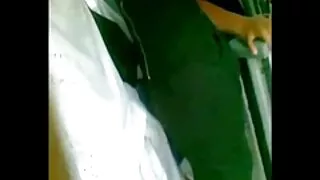 Rousse captivante avec une chatte taillée est vraiment dans le style cowgirl inversé vieille femme coquine