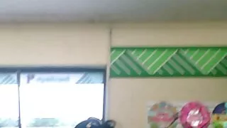 Jeune fille brune à couper le souffle se fait défoncer la chatte en position de mature se masturbe levrette