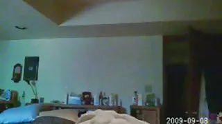 Une brune mature nue solo mignonne et excitée participe à une orgie interraciale chaude