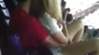 Salope sportive aux petits seins porno femmes mures participe au trio MMF
